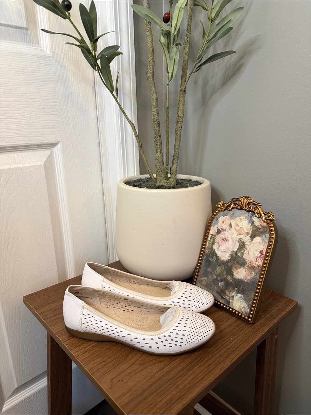 Cliffs by White Mountain Carrie White Perforated Comfort Ballet Flats Women’s 7. - Picture 2 of 7